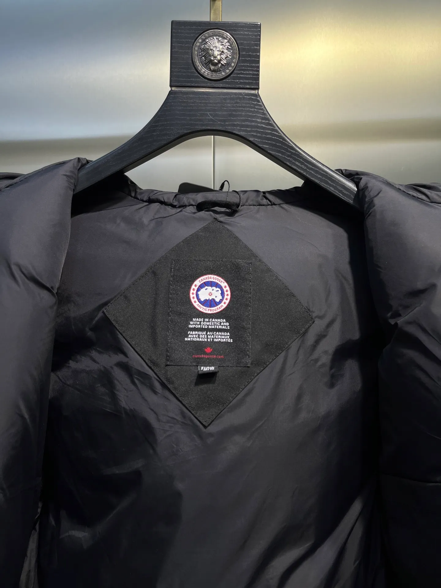 P840 Canada Goose Canada Goose #Expedition03 Parker, a treasure of Canadian origin! Limited supply worldwide! Canada Goose Model 03 is a top-notch couple model. The polar cold-proof outdoor series fur collar detachable hooded parka down jacket is the first Goose in 2024. I hope my friends will like it. Peak quality. I hope everyone can identify it together! The most popular cool items of the Big Goose family in 2024 are online. The same popular product of Yi Yang Qianxi is said to be a joint limited edition Big Goose that cannot be bought in autumn and winter. If you dislike the sameness of the Big Goose in the past, then this model will definitely give you a different experience! This year's most powerful couple's collection for autumn and winter is online, a top-notch luxurious ready-to-wear style, paired with an outdoor warm down jacket with great style and charm! The most standard and classic items of the Daye family in the past two years are equipped with unique reflective stripes for embellishment, which further shows the high-end fashion performance effect. With the embellishment of hardware buckles, it has excellent performance effect. The upper body is clean, simple and elegant, even for urban leisure. It is suitable for various occasions. Designed with large pockets, this model has a large capacity and is equipped with reflective stripes, making it safer at night. It is suitable for various adventure activities. It is made of windproof and waterproof technical materials. The interior is filled with full white duck down, which is absolutely cold-proof and warm. It also has a stand-up collar design and fine fluff at the collar, with meticulous attention to detail! The charm of this model is also more spiritual, and the upper body has more temperament and specifications. It perfectly shows the ultra-high standard of fashionable performance of this model, integrating outdoor and life, and you can even create high-street wear! The most pinnacle limited-edition goose that we have presented so far, both in terms of design and detailed materials, it is completely outstanding. The grand and evergreen version design is matched with cool reflective elements. The overall appearance can be said to be quite high, and it has that kind of powerful outdoor performance! It combines high-end casual attributes with high-street style. It is high-grade, domineering, warm, and beautiful. The visibility of the upper body is quite strong, and the configuration of the owl element is highly brand-recognizable. It fully complements the overall brand performance and visual effects, and also has the high-end sense of fashion and fashionable performance. It is a must-buy product because it is the most awesome down brand on the planet and one of Canada's three national treasure brands. It is also a sentimental down luxury brand. In the field of polar cold-proof clothing, Goose has made an irreplaceable contribution... Size: xs s m l xl